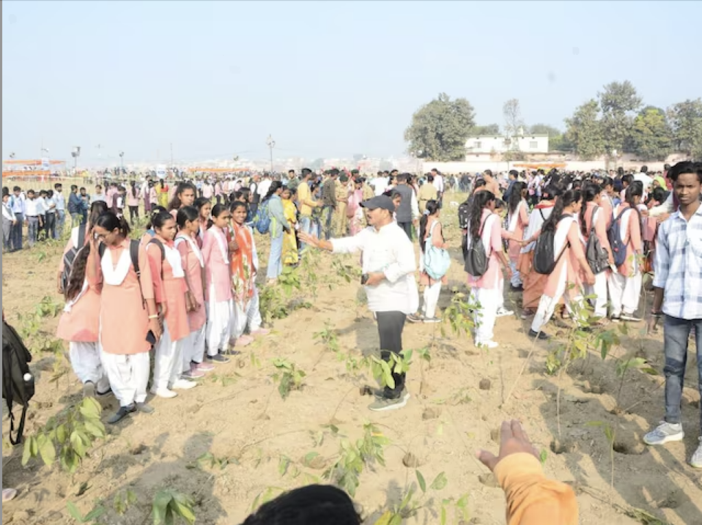 वाराणसी का विश्व रिकॉर्ड: एक घंटे में 2.45 लाख पौधे लगाकर चीन को दी मात, रचा इतिहास