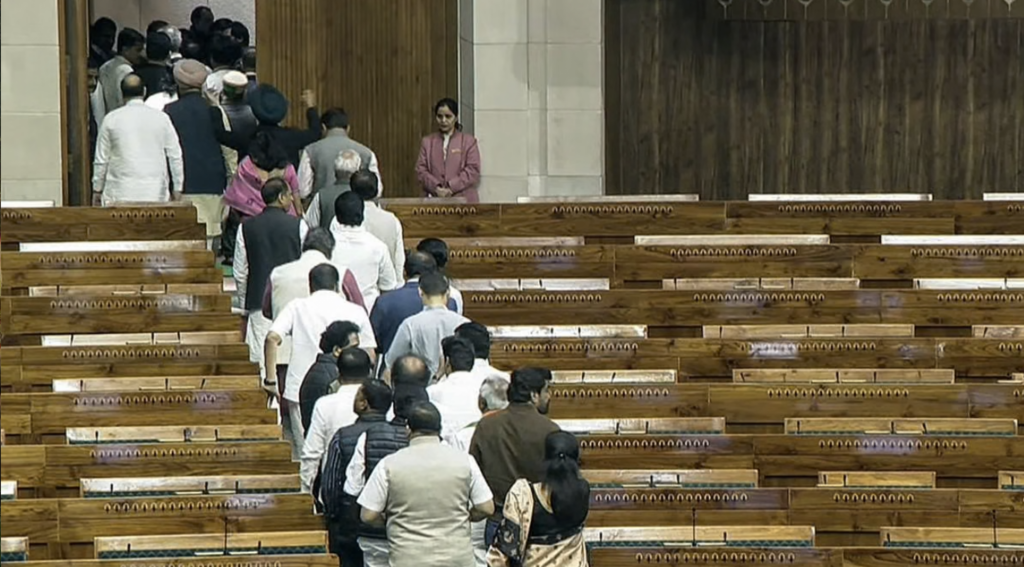 लोकसभा में ट्रांसजेंडर विधेयक पारित: अधिकारों की सुरक्षा या पहचान पर प्रहार? विपक्ष का वॉकआउट