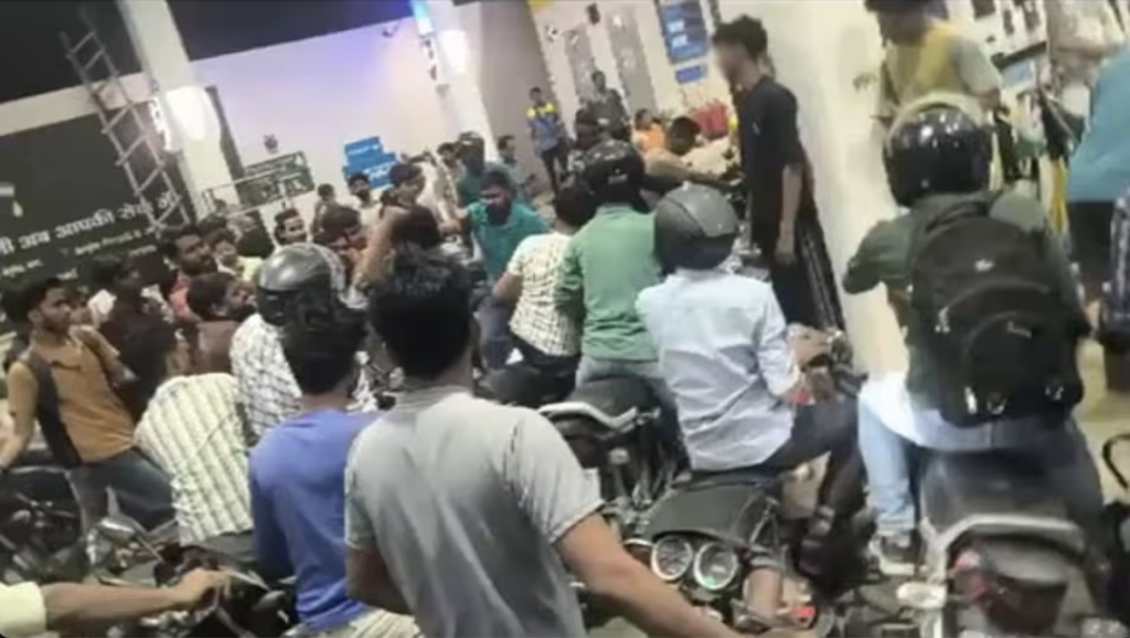 यूपी के पेट्रोल पंपों पर दूसरे दिन भी रही लंबी कतारें; प्रशासन ने कहा- ईंधन की कोई कमी नहीं