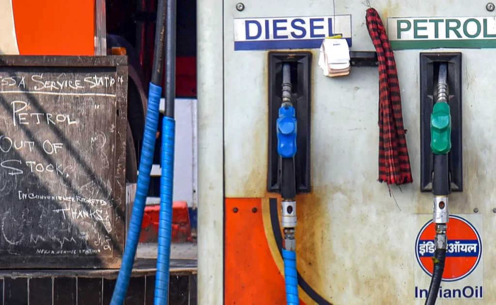 तेल संकट: केंद्र सरकार ने पेट्रोल-डीजल पर एक्साइज ड्यूटी में की बड़ी कटौती, सरकारी खजाने पर पड़ेगा ₹1.5 लाख करोड़ का बोझ