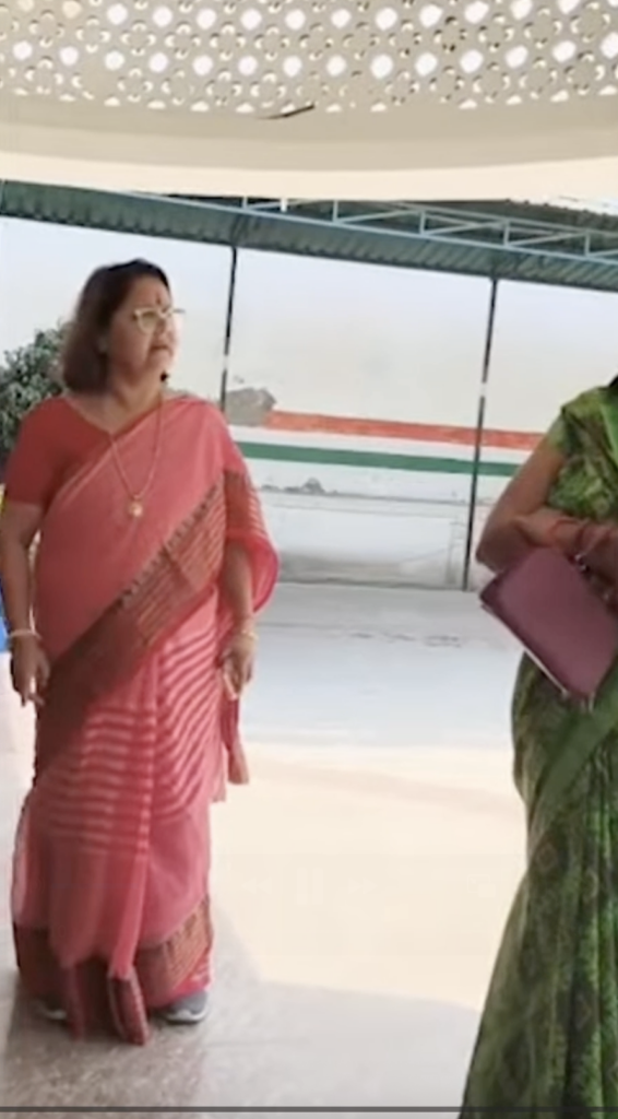 हरदोई: सनबीम स्कूल की प्रिंसिपल की दबंगई, बाहर से किताबें खरीदने पर अभिभावक से की बदसलूकी