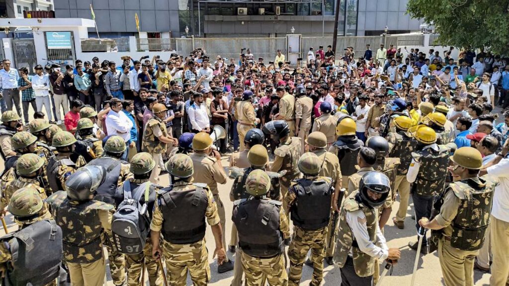 नोएडा श्रमिक प्रदर्शन: 9000 की तनख्वाह, 3000 की गैस और पुलिस की लाठियाँ